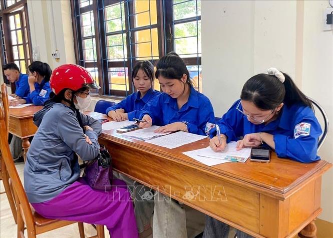 Các đoàn viên, thanh niên xã Ninh Châu (Quảng Trị) hỗ trợ người dân làm thủ tục hành chính tại Trung tâm phục vụ hành chính công xã. Ảnh: Võ Dung - TTXVN