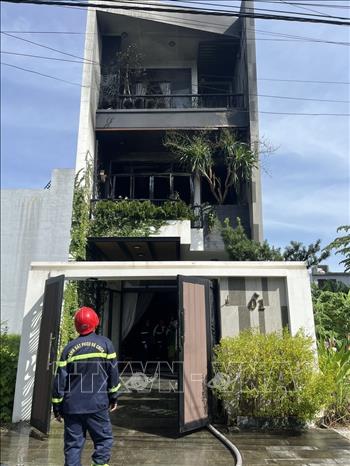Lực lượng chức năng cơ bản khống chế vụ cháy nhà dân tại phường Ngũ Hành Sơn, thành phố Đà Nẵng. Ảnh: TTXVN phát