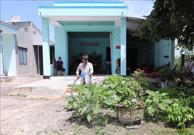 Gia đình ông Tạ Văn Sơn, thương binh 41%, Xã Tân Phú, tỉnh Tây vui mừng khi có được căn nhà mới vững chãi. Ảnh: Thành Phương - TTXVN