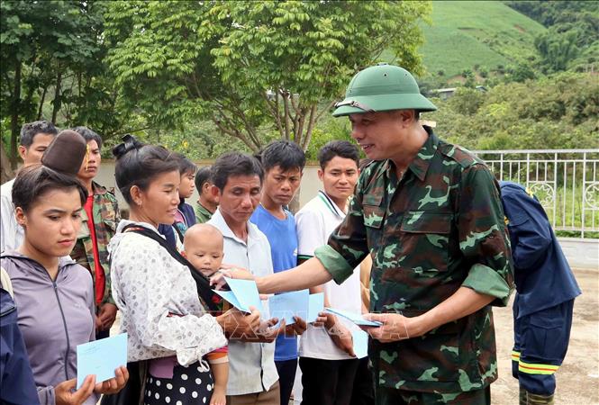 Phó Chủ tịch UBND tỉnh Sơn La Nguyễn Thành Công tặng quà cho nhân dân xã Huổi Một chịu ảnh hưởng, thiệt hại của thiên tai. Ảnh: Quang Quyết - TTXVN