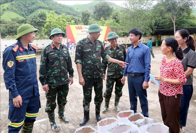 Phó Chủ tịch UBND tỉnh Sơn La Nguyễn Thành Công trao đổi với lãnh đạo xã Huổi Một về các phương án hỗ trợ nhân dân chịu ảnh hưởng, thiệt hại của thiên tai. Ảnh: Quang Quyết - TTXVN