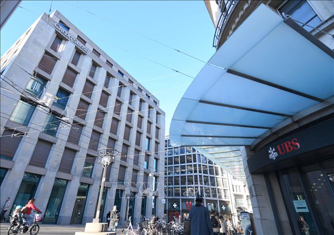 (Tư liệu) Trụ sở UBS và Credit Suisse tại Geneva, Thụy Sĩ. Ảnh: THX/TTXVN