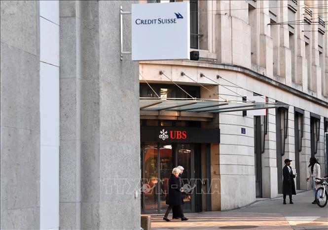 (Tư liệu) Biểu tượng UBS và Credit Suisse tại Geneva, Thụy Sĩ. Ảnh: THX/TTXVN