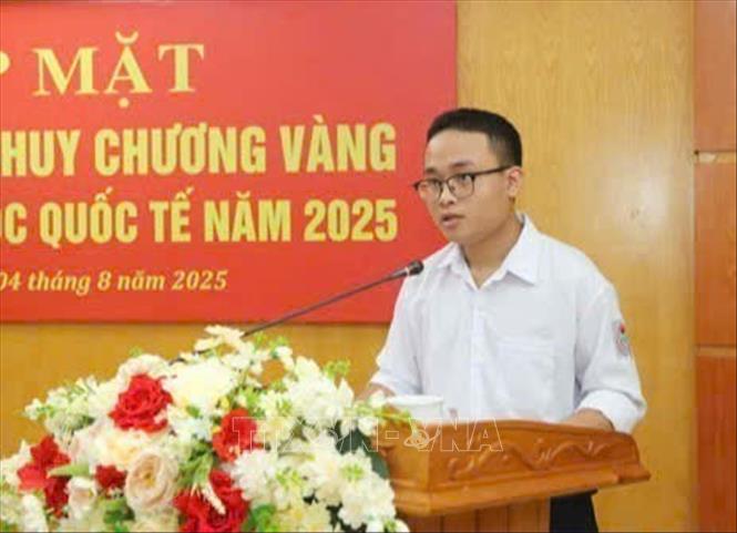 Em Trần Minh Hoàng, học sinh lớp 12 Toán 1, Trường THPT Chuyên Hà Tĩnh phát biểu tại buổi gặp mặt. Ảnh: TTXVN phát