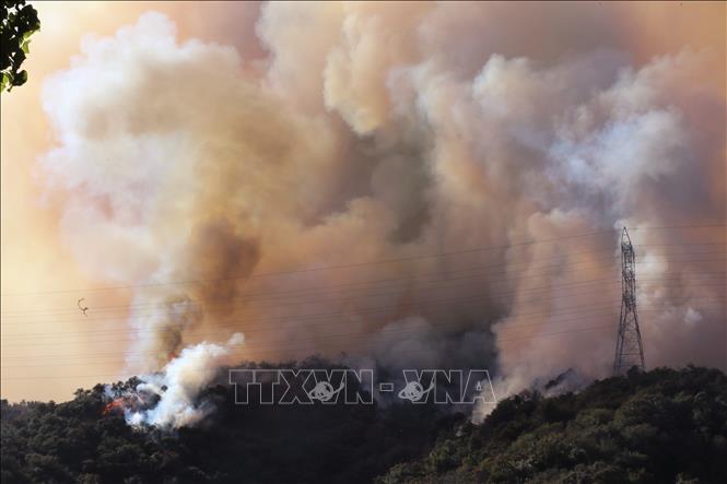 (Tư liệu) Khói bốc lên từ đám cháy rừng ở Los Angeles, California, Mỹ. Ảnh: THX/TTXVN
