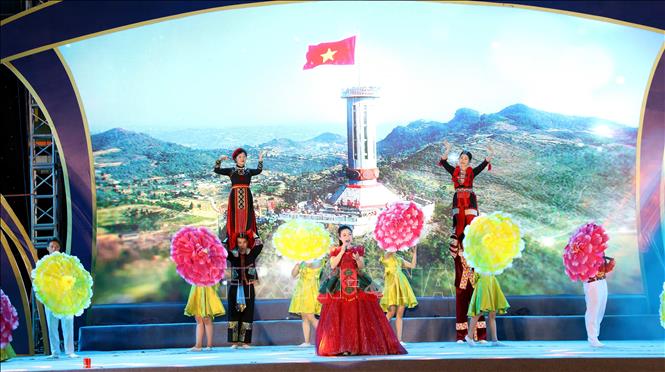 Tiết mục nghệ thuật đặc sắc tại lễ khai mạc Hội thi. Ảnh: Quang Cường - TTXVN