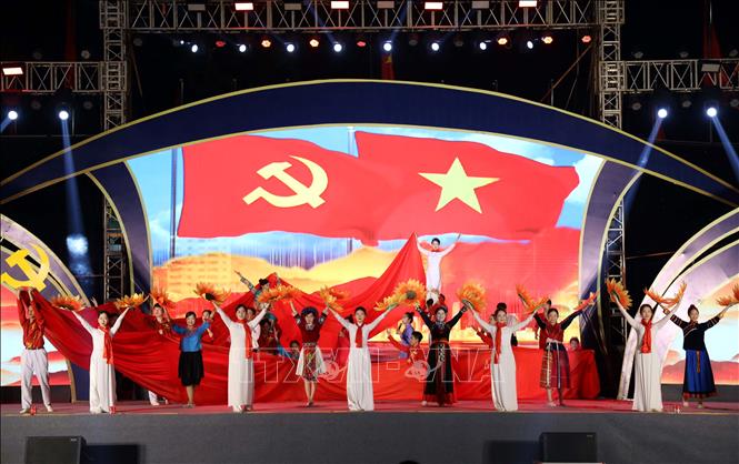 Tiết mục nghệ thuật đặc sắc tại lễ khai mạc Hội thi. Ảnh: Quang Cường - TTXVN