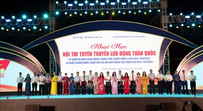 Ban Tổ chức trao lưu niệm cho các đội tham gia Hội thi. Ảnh: Quang Cường - TTXVN