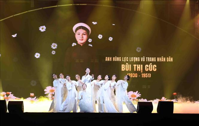 Một tiết mục văn nghệ tại chương trình. Ảnh: Phạm Kiên - TTXVN