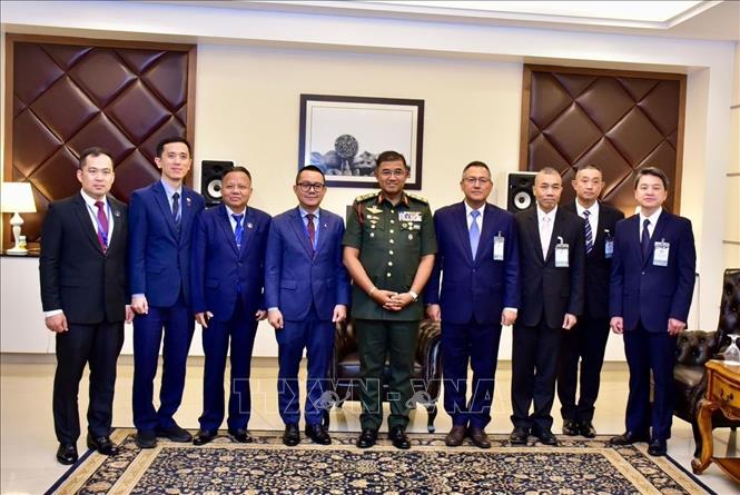 Tổng Tham mưu trưởng Lực lượng vũ trang Malaysia, Đại tướng Mohd Nizam bin Hj Jaffar (giữa) cùng Trưởng đoàn Thái Lan Trung tướng Nuttapong Praokaew (bên cạnh phải) và Trưởng đoàn Campuchia Thiếu tướng Sin Sokha (bên cạnh trái) cùng các thành viên của hai đoàn. Ảnh: TTXVN phát