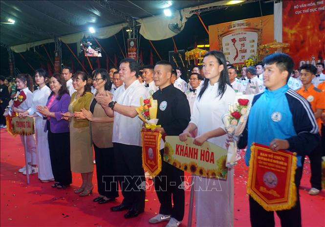 Ban tổ chức tặng Cờ lưu niệm cho các đoàn tham gia giải. Ảnh: Trịnh Bang Nhiệm - TTXVN
