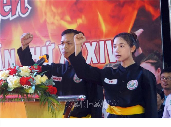 Đại diện các vận động viên tuyên thệ tại lễ khai mạc. Ảnh: Trịnh Bang Nhiệm - TTXVN