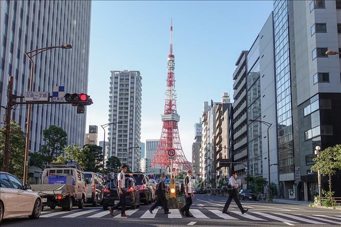 Người dân di chuyển trên đường phố tại Tokyo, Nhật Bản. Ảnh: THX/TTXVN