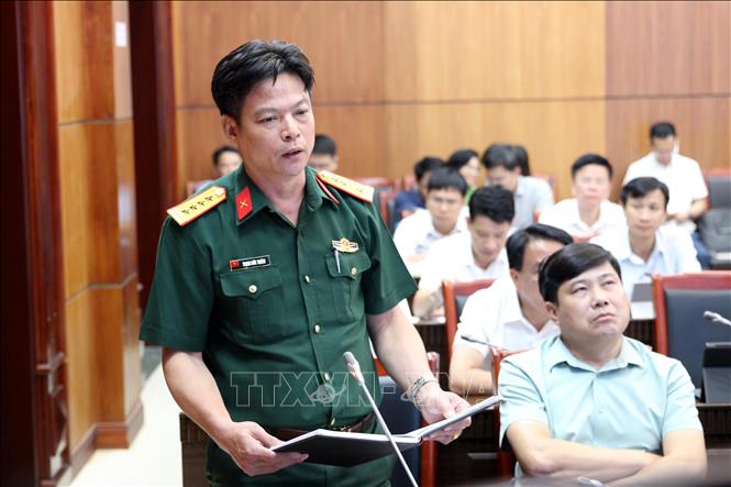 Đại tá Trịnh Đức Thiêm, Chỉ huy Trưởng Bộ Chỉ huy Quân sự tỉnh Điện Biên phát biểu tại cuộc họp. Ảnh: Trung Kiên - TTXVN