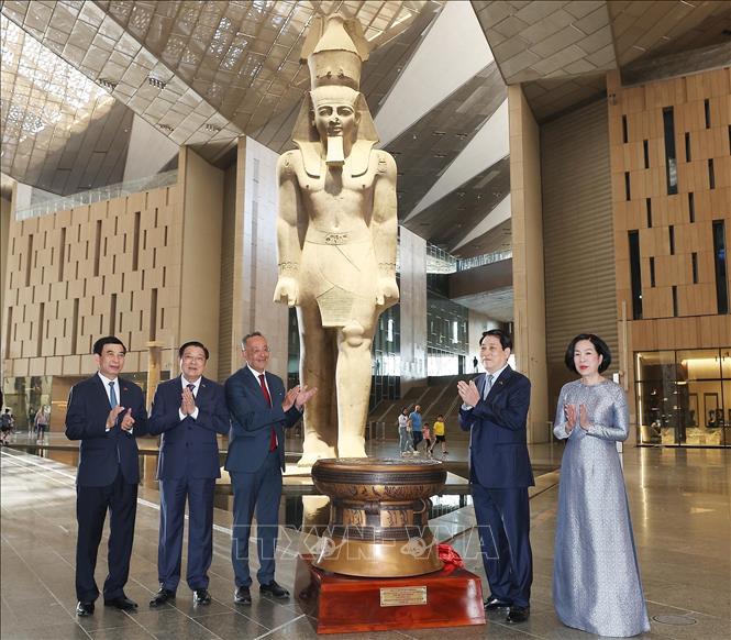 Chủ tịch nước Lương Cường tặng Đại Bảo tàng Ai Cập phiên bản Trống đồng Ngọc Lũ của Việt Nam. Ảnh: Lâm Khánh – TTXVN