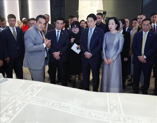 Chủ tịch nước Lương Cường và Phu nhân cùng các đại biểu tham quan Đại Bảo tàng Ai Cập. Ảnh: Lâm Khánh – TTXVN