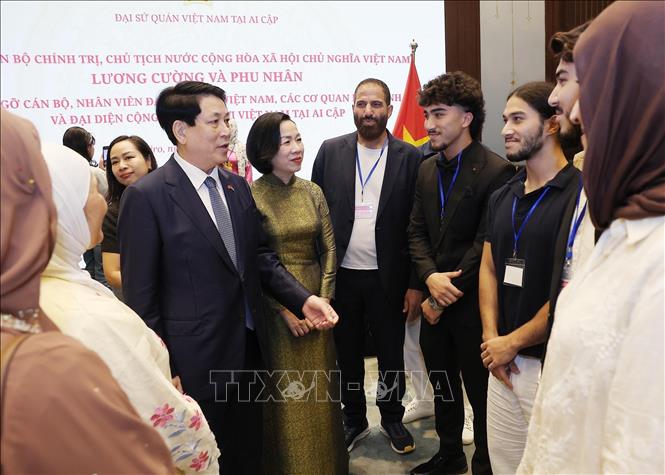 Chủ tịch nước Lương Cường và Phu nhân với kiều bào đang làm việc, sinh sống tại Ai Cập. Ảnh: Lâm Khánh - TTXVN