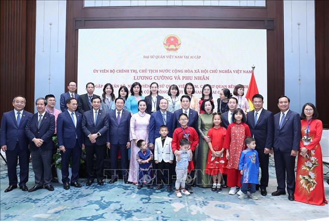 Chủ tịch nước Lương Cường và Phu nhân cùng đoàn đại biểu cấp cao Việt Nam với cán bộ, nhân viên Đại sứ quán Việt Nam tại Ai Cập. Ảnh: Lâm Khánh - TTXVN