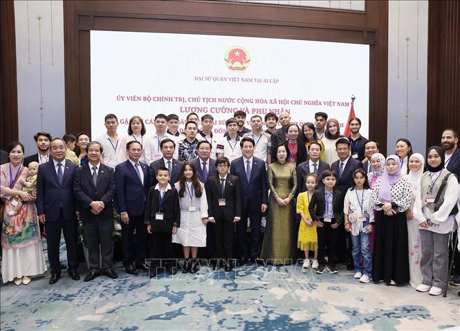 Chủ tịch nước Lương Cường và Phu nhân cùng đoàn đại biểu cấp cao Việt Nam với cán bộ, nhân viên Đại sứ quán, các cơ quan và đại diện cộng đồng người Việt Nam tại Ai Cập. Ảnh: Lâm Khánh - TTXVN