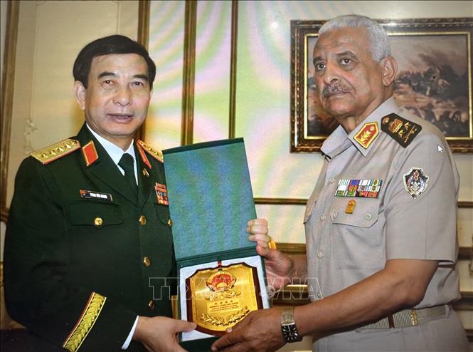 Bộ trưởng Bộ Quốc phòng Phan Văn Giang và Bộ trưởng Bộ Quốc phòng Ai Cập ký Ý định thư về thúc đẩy hợp tác quốc phòng giữa hai nước. Ảnh: TTXVN phát