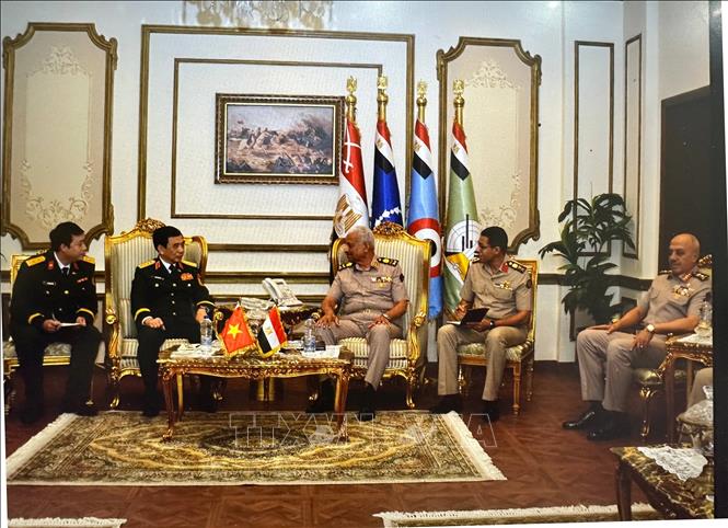 Đại tướng Phan Văn Giang, Bộ trưởng Bộ Quốc phòng hội kiến Đại tướng Abdel Mageed Saqr, Bộ trưởng Bộ Quốc phòng Ai Cập. Ảnh: TTXVN phát
