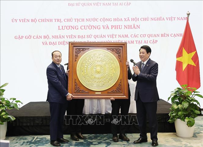 Chủ tịch nước Lương Cường tặng quà lưu niệm Đại sứ quán Việt Nam tại Ai Cập. Ảnh: Lâm Khánh - TTXVN