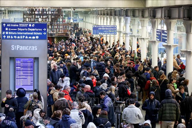 (Tư liệu) Hành khách mắc kẹt tại nhà ga ở London, Anh, sau khi các chuyến tàu Eurostar bị hủy. Ảnh: THX/TTXVN
