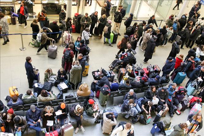 (Tư liệu) Hành khách mắc kẹt tại nhà ga ở London, Anh, sau khi các chuyến tàu Eurostar bị hủy. Ảnh: THX/TTXVN