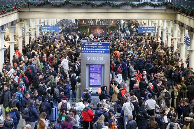(Tư liệu) Hành khách mắc kẹt tại nhà ga ở London, Anh, sau khi các chuyến tàu Eurostar bị hủy. Ảnh: THX/TTXVN