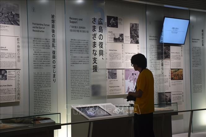 Khách tham quan đọc những bài viết nói về sự hồi sinh của Hiroshima sau thảm họa hạt nhân. Ảnh: Nguyễn Tuyến – PV TTXVN tại Nhật Bản