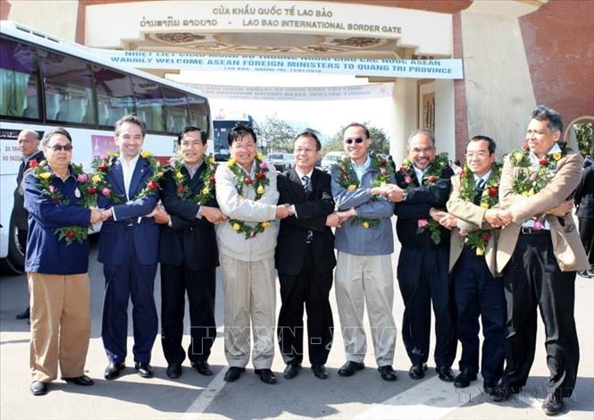 Bộ trưởng Ngoại giao các nước ASEAN thực hiện chuyến đi đường bộ từ Thái Lan, qua Lào đến cửa khẩu Lao Bảo (Quảng Trị) và Thành phố Huế nhằm quảng bá và tuyên truyền cho hành lang kinh tế Đông -Tây, dự Hội nghị hẹp các Bộ trưởng Ngoại giao ASEAN lần thứ nhất năm 2010 tại thành phố Đà Nẵng. Ảnh: Nhan Sáng - TTXVN