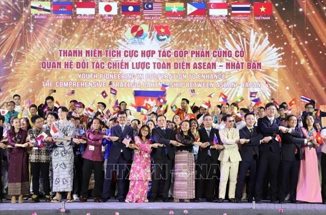Phó Thủ tướng Trần Lưu Quang và các đại biểu dự Chương trình nghệ thuật chào mừng Festival ASEAN - Nhật Bản năm 2023 (TP. Hồ Chí Minh, 13/12/2023). Ảnh: TTXVN