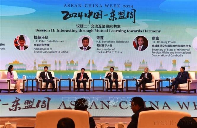 Đoàn đại biểu các nước ASEAN và Trung Quốc tham dự phiên đối thoại trong khuôn khổ Tuần lễ ASEAN - Trung Quốc, với chủ đề “Đối thoại Đối tác chiến lược ASEAN - Trung Quốc: Đạt đến sự thịnh vượng thông qua Đổi mới sáng tạo” đã diễn ra tại tỉnh Sơn Tây (Trung Quốc), ngày 12/8/2024. Ảnh: Thành Dương – TTXVN