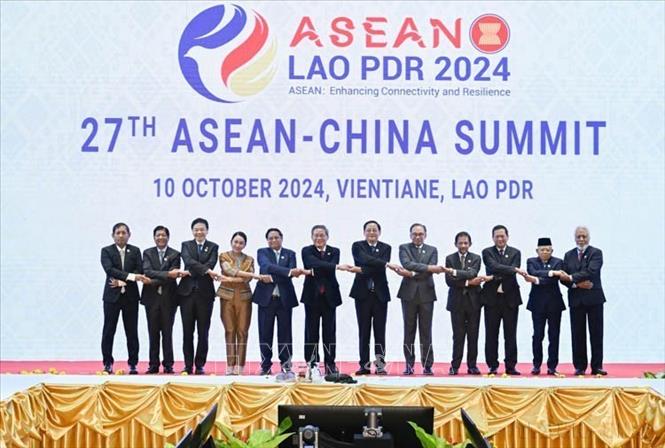 Tại Hội nghị cấp cao ASEAN-Trung Quốc lần thứ 27, ngày 10/10/2024, diễn ra ở thủ đô Viêng Chăn (Lào), hai bên đã thông qua 5 văn kiện quan trọng, bao gồm Tuyên bố chung ASEAN-Trung Quốc về chống lừa đảo qua mạng và cá độ trực tuyến; về thắt chặt hợp tác giao lưu nhân dân; về thúc đẩy phát triển nông nghiệp hiện đại; về hợp tác tạo thuận lợi cho việc xây dựng hệ sinh thái số bao trùm và bền vững và Tuyên bố chung ASEAN-Trung Quốc tổng kết nội dung quan trọng về đàm phán nâng cấp Hiệp định thương mại tự do ASEAN-Trung Quốc phiên bản 3.0. Ảnh: TTXVN phát