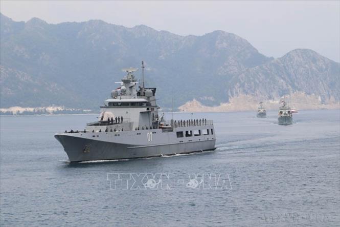 Các tàu chiến thực hiện duyệt đội hình trên biển trong khuôn khổ Diễn tập hàng hải ASEAN lần thứ nhất, với tên gọi “Diễn tập Đoàn kết ASEAN (ASEX 01-Natuna)”, trên đảo Sabang Mawang (Indonesia, 23/9/2023). Ảnh: Đào Trang-TTXVN
