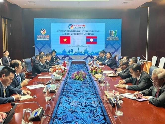 Cuộc gặp song phương giữa Bộ Công Thương Việt Nam và Bộ Năng lượng và Mỏ Lào tại Hội nghị Bộ trưởng Năng lượng ASEAN lần thứ 42 (AMEM42), ngày 27/9/2024. Ảnh: Đỗ Bá Thành - TTXVN