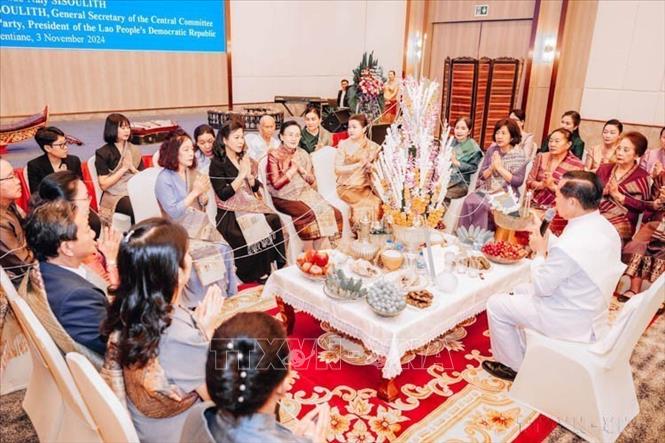 Bà Ngô Phương Ly, Phu nhân Tổng Bí thư Tô Lâm cùng Bà Naly Sisoulith, Phu nhân Tổng Bí thư, Chủ tịch nước Lào Thongloun Sisoulit tại lễ buộc chỉ cổ tay nhân dịp tham dự Hội thảo ngành Dệt may truyền thống ASEAN lần thứ 9, với chủ đề “Thắt chặt quan hệ Cộng đồng ASEAN thông qua các di sản Văn hóa và Dệt may” (Lào, 06/11/2024). Ảnh: Đỗ Bá Thành - TTXVN