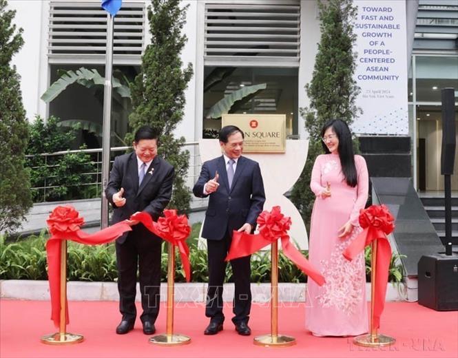 Bộ trưởng Ngoại giao Bùi Thanh Sơn, Tổng Thư ký ASEAN Kao Kim Hourn và Quyền Giám đốc Học viện Ngoại giao Phạm Lan Dung thực hiện nghi thức khánh thành Quảng trường ASEAN tại Học viện Ngoại giao (Hà Nội, 22/04/2024). Ảnh: Lâm Khánh - TTXVN