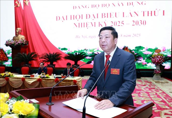 Đồng chí Trần Hồng Minh, Ủy viên Trung ương Đảng, Bí thư Đảng ủy, Bộ trưởng Bộ Xây dựng phát biểu khai mạc Đại hội đại biểu Đảng bộ Bộ Xây dựng lần thứ nhất. Ảnh: Dương Giang-TTXVN  