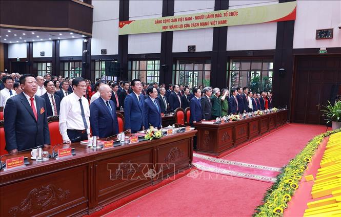 Thủ tướng Phạm Minh Chính và các đại biểu tham dự Đại hội thực hiện nghi lễ chào cờ. Ảnh: Dương Giang-TTXVN

