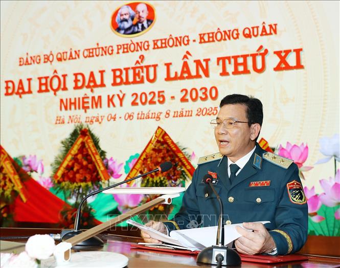 Trung tướng Trần Ngọc Quyến, Bí thư Đảng ủy, Chính ủy Quân chủng Phòng không - Không quân trình bày báo cáo chính trị tại Đai hội. Ảnh: Trọng Đức - TTXVN
