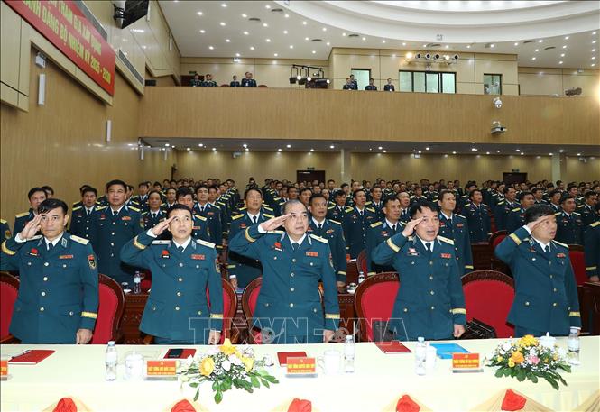 Các đại biểu dự Đại hội thực hiện nghi lễ chào cờ. Ảnh: Trọng Đức - TTXVN