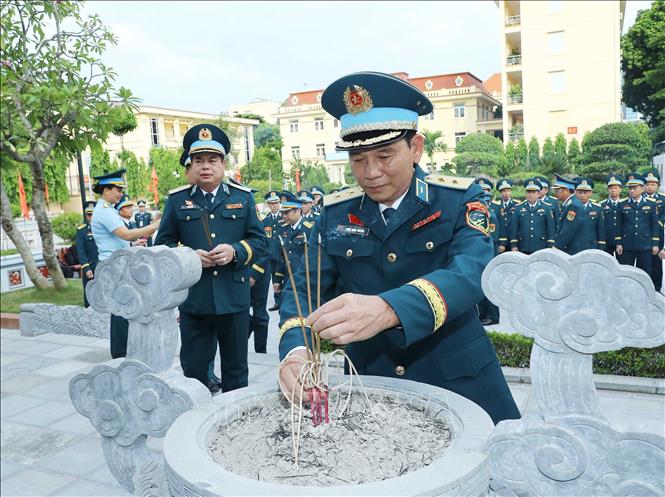 Lãnh đạo Quân chủng Phòng không - Không quân và các đại biểu dâng hương tại Đền thờ Bác Hồ trước giờ khai mạc Đại hội. Ảnh: Trọng Đức - TTXVN