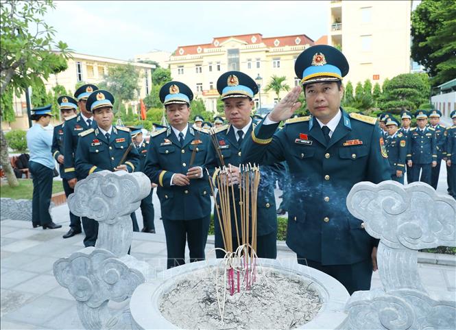 Lãnh đạo Quân chủng Phòng không - Không quân và các đại biểu dâng hương tại Đền thờ Bác Hồ trước giờ khai mạc Đại hội. Ảnh: Trọng Đức - TTXVN