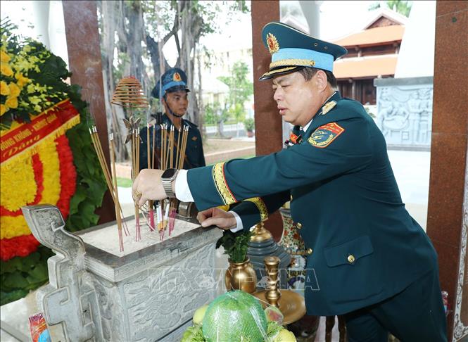 Lãnh đạo Quân chủng Phòng không - Không quân dâng hương tưởng niệm các Anh hùng liệt sĩ trước giờ khai mạc Đại hội. Ảnh: Trọng Đức - TTXVN