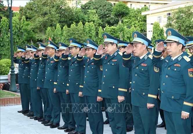 Lãnh đạo Quân chủng Phòng không - Không quân và các đại biểu dâng hương tại Đền thờ Bác Hồ trước giờ khai mạc Đại hội. Ảnh: Trọng Đức - TTXVN