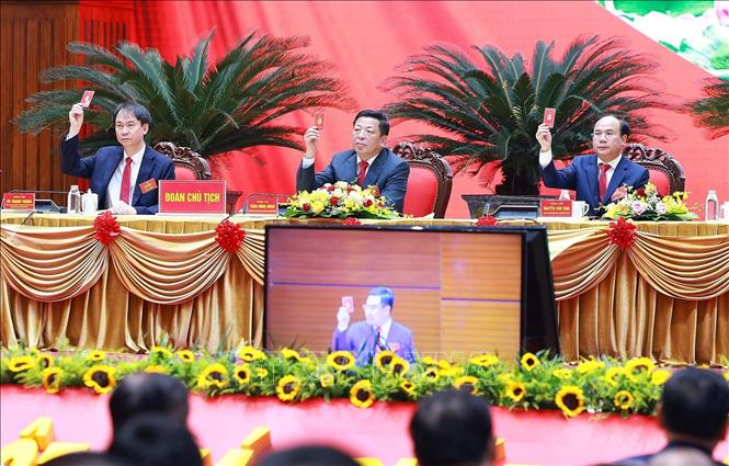 Đoàn Chủ tịch biểu quyết thông qua báo cáo thẩm tra tư cách đại biểu. Ảnh: Dương Giang-TTXVN