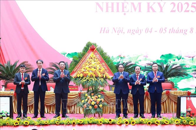 Thủ tướng Phạm Minh Chính tặng hoa chúc mừng Đại hội đại biểu Đảng bộ Bộ Xây dựng nhiệm kỳ 2025 - 2030. Ảnh: Dương Giang - TTXVN
