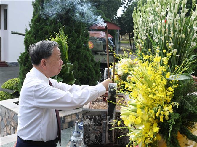Tổng Bí thư Tô Lâm dâng hương tưởng niệm các Anh hùng liệt sỹ. Ảnh: Thống Nhất - TTXVN