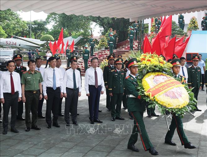 Tổng Bí thư Tô Lâm dâng hương, dâng hoa tưởng niệm các Anh hùng liệt sĩ. Ảnh: Thống Nhất - TTXVN